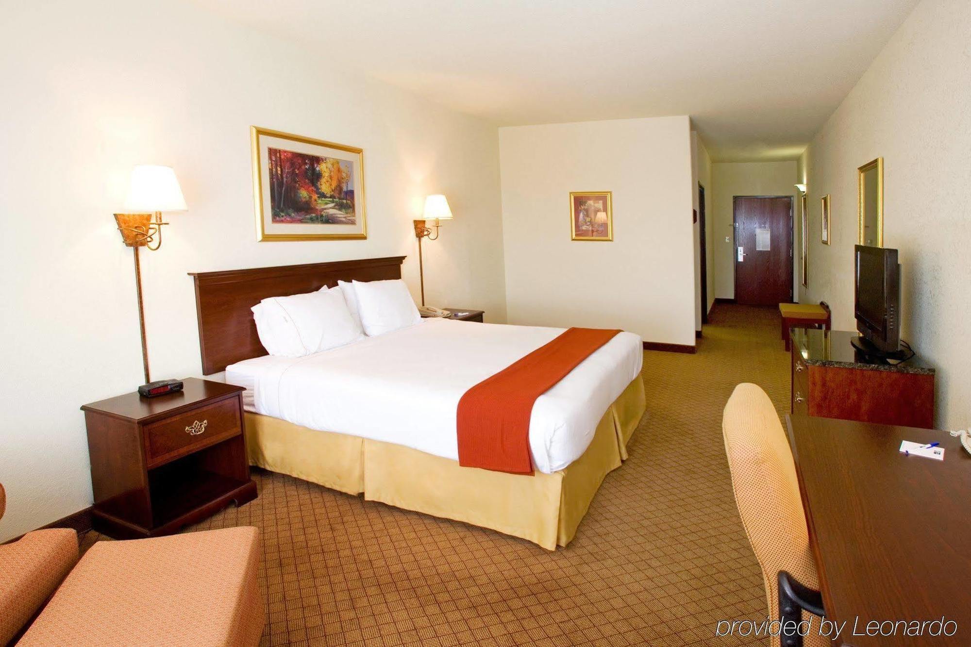 Holiday Inn Express Hotel And Suites Weslaco By Ihg Room photo