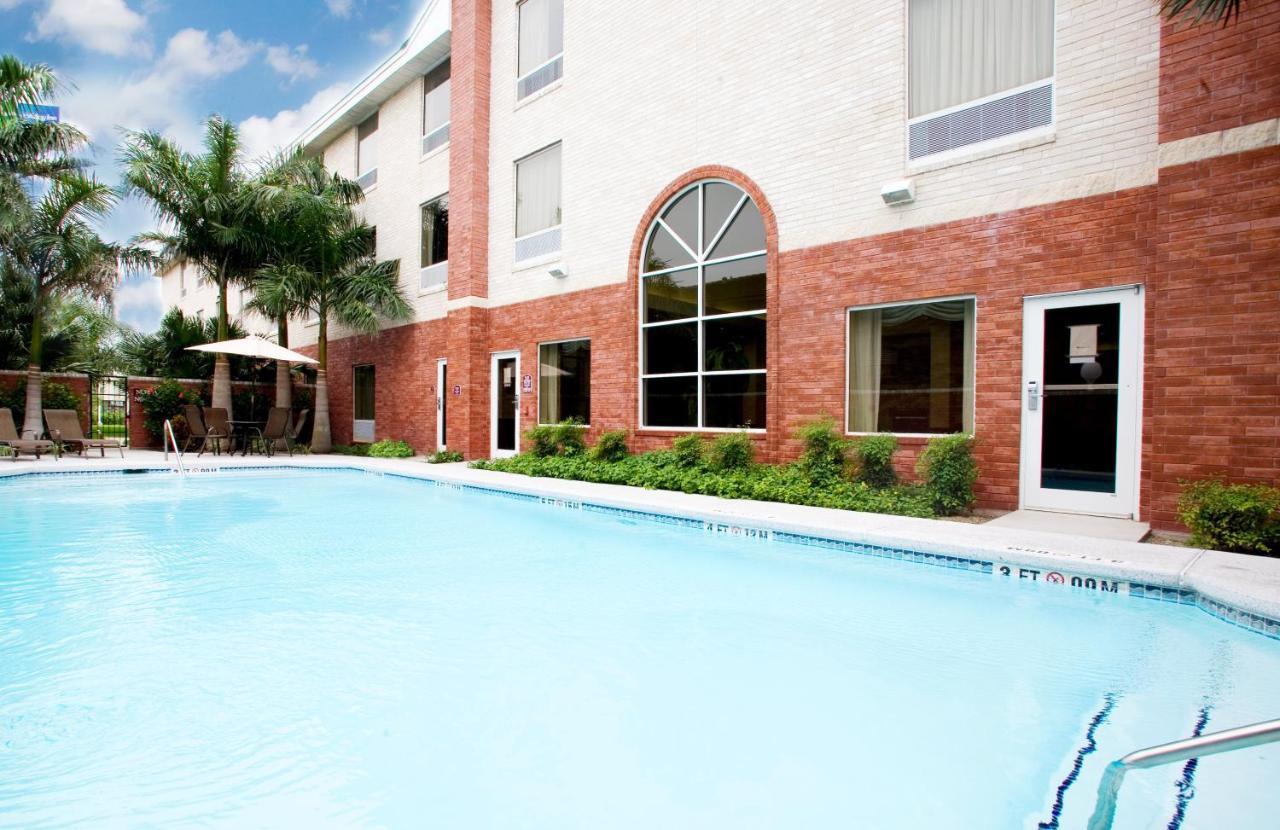 Holiday Inn Express Hotel And Suites Weslaco By Ihg Exterior photo